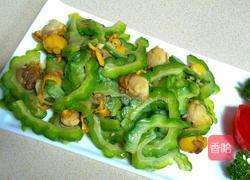 小扇贝肉炒苦瓜的做法图解1