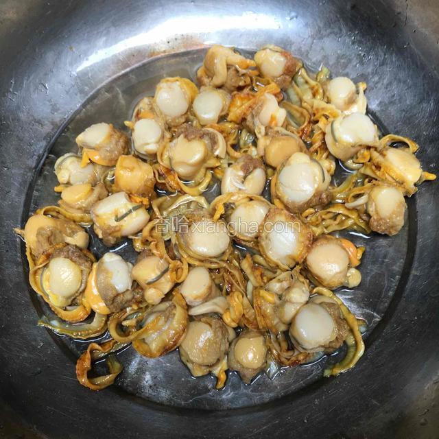 小红扇贝肉去掉内脏后洗净，用1调羹料酒.1调羹盐腌制去除腥味后洗下干净后控干水分