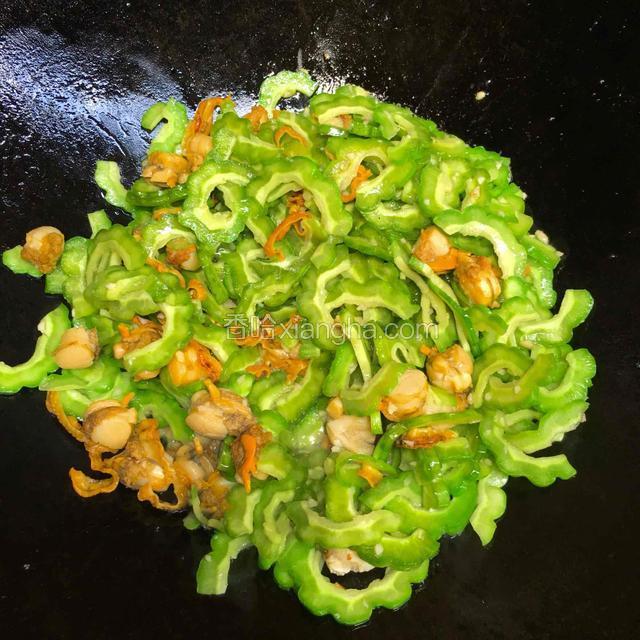 将苦瓜倒入锅中开大火爆炒，撒适量的清水继续爆炒片刻，根据个人口味加适量的盐.鸡粉.糖继续炒均匀