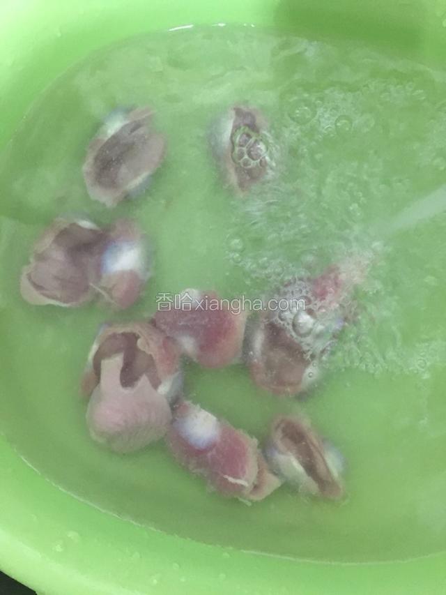 买回来的鸡胗，用盐和淀粉揉洗干净，再用清水洗净几遍直至洗净。