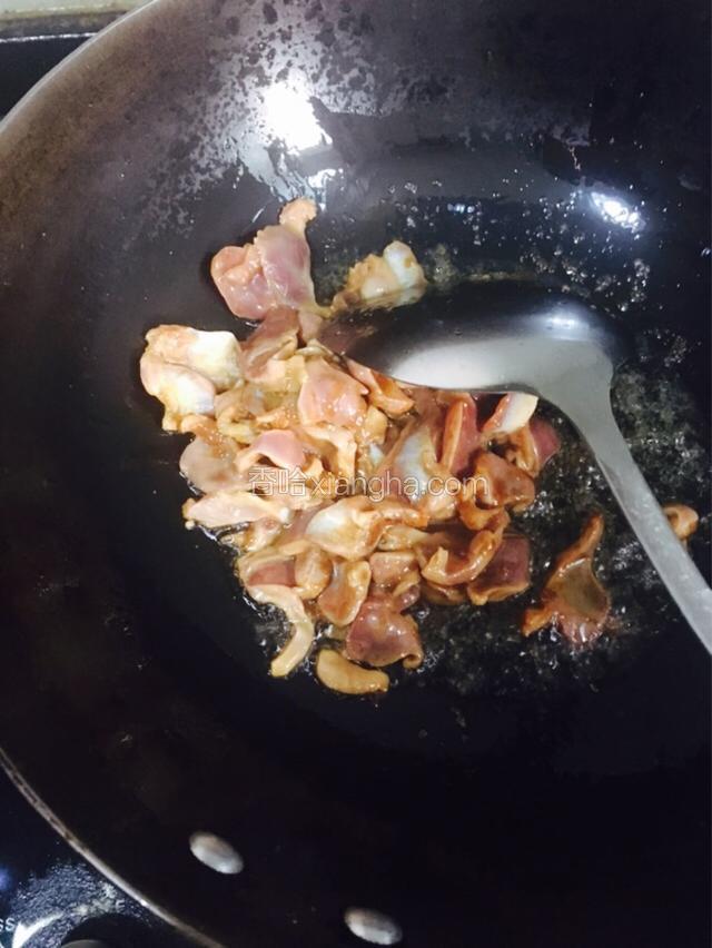 烧至七成热放入鸡胗翻炒至变色。