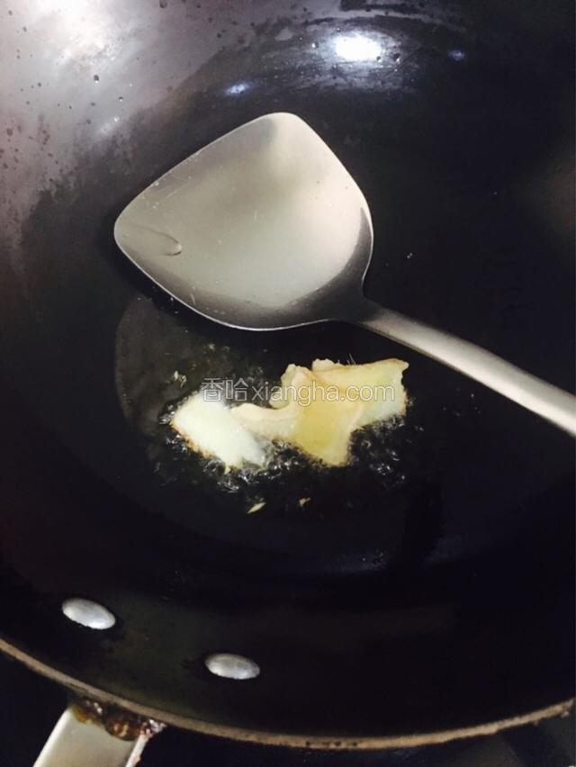 烧至六成热时放入姜片爆香。