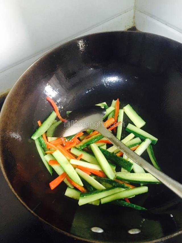 倒入黄瓜条和红掓条翻炒片刻