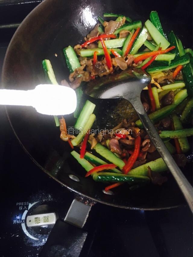 加入适量盐和糖调味快速翻炒几下。