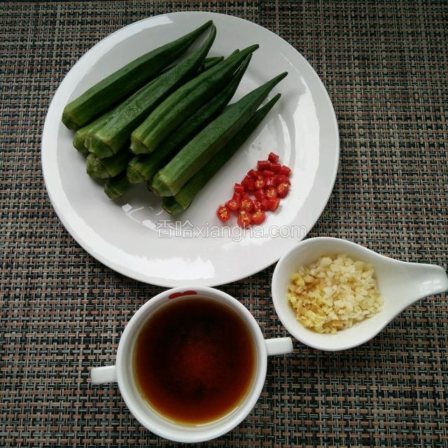 先把食材都准备好，酱汁调好备用
