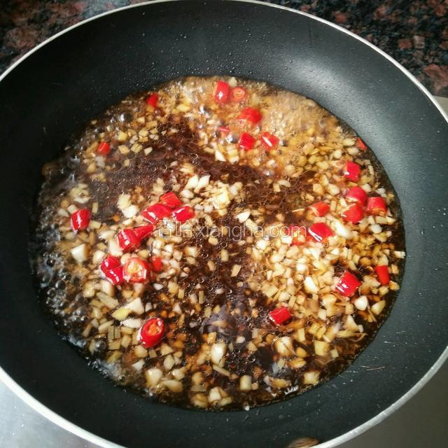 酱汁倒进去烧开就可以关火了