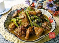 青椒焖鸡块的做法图解1