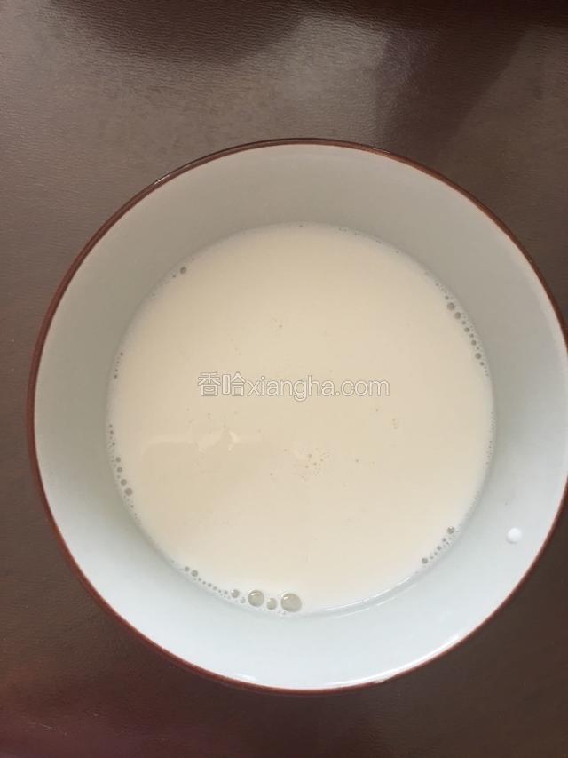 加热纯牛奶放入绵白糖搅拌融化，牛奶不要煮沸。