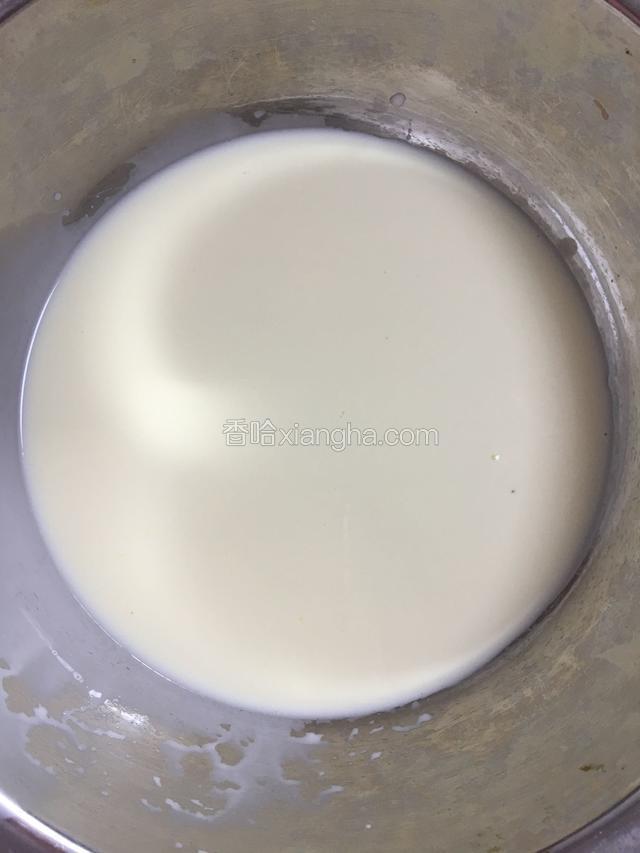 过滤后的蛋挞液会细腻点，没有气泡。