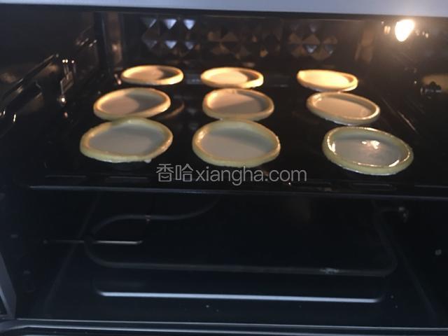 烤箱温度200度，上下管中层烤20-25分钟。烤至15分钟左右就要盯着看了，不要烤焦了。