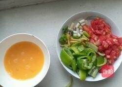 西红柿青椒炒鸡蛋的做法图解1