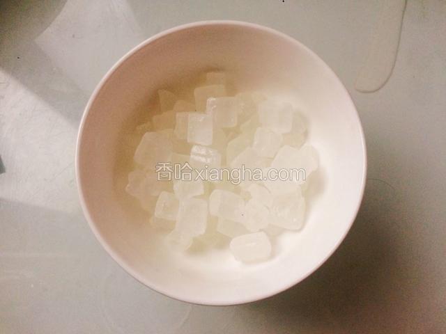 快煲好时加入冰糖。