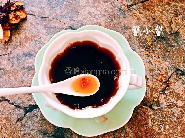 盛入杯或碗中，晾至不烫口，就可以饮用了。酸酸甜甜的，还散发着淡淡的桂花香味，很好喝！冰镇过后喝的更过瘾！