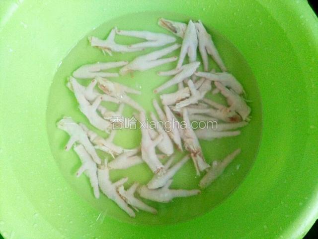 把鸡爪剁成两半用清水浸泡半小时