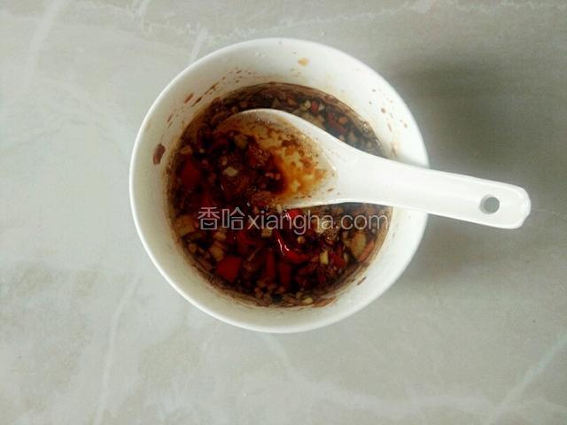 锅中倒适量油烧热倒入调料中拌匀