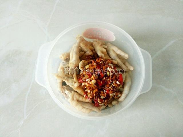 把调料倒入鸡爪中