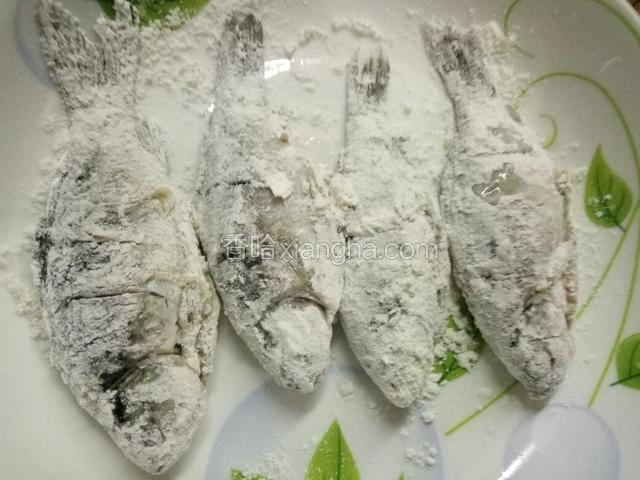 小鲫鱼两面都粘上面粉。