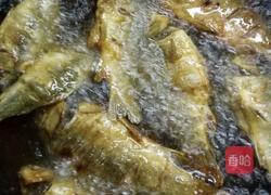 油炸鲫鱼的做法图解3