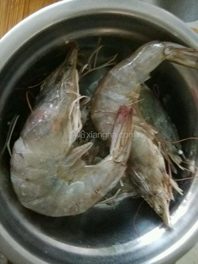 大虾洗净，去除虾线，背部剪开，容易入味