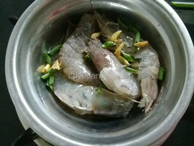 葱姜，盐，料酒腌制20分钟