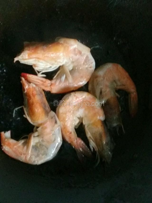 一面煎至红色，翻至另一面