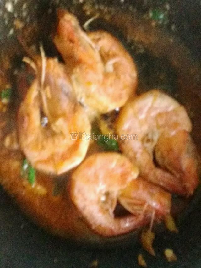 两面均煸炒呈现红色，倒入腌制炸时的汤汁