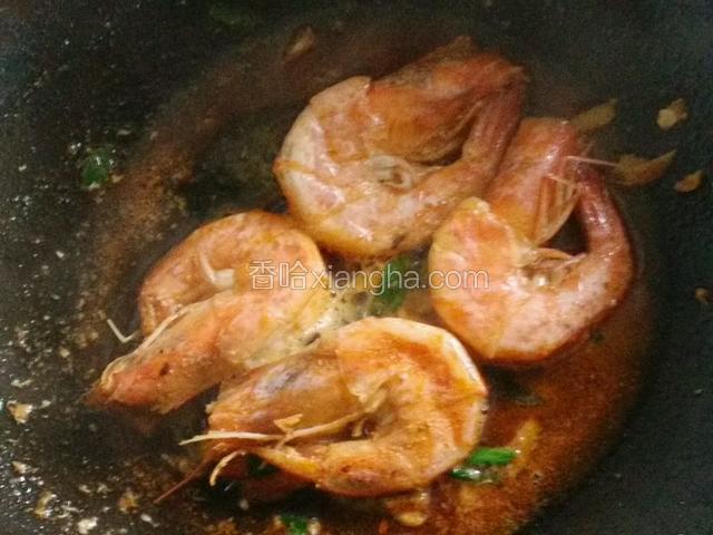 放少许糖，中火收汁即可