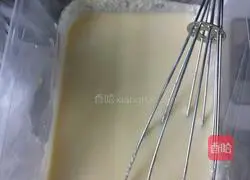 Illustration of how to make raisin egg tart 2