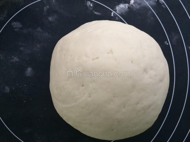 用200g面粉100g牛奶2g酵母30g糖和成光滑面团，发酵成蜂窝组织，然后揉成光滑面团，放入冰箱冷藏一夜。