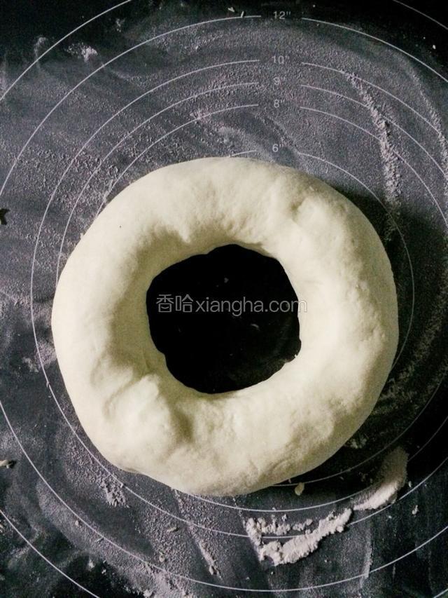 中间戳个洞，捏成圆环