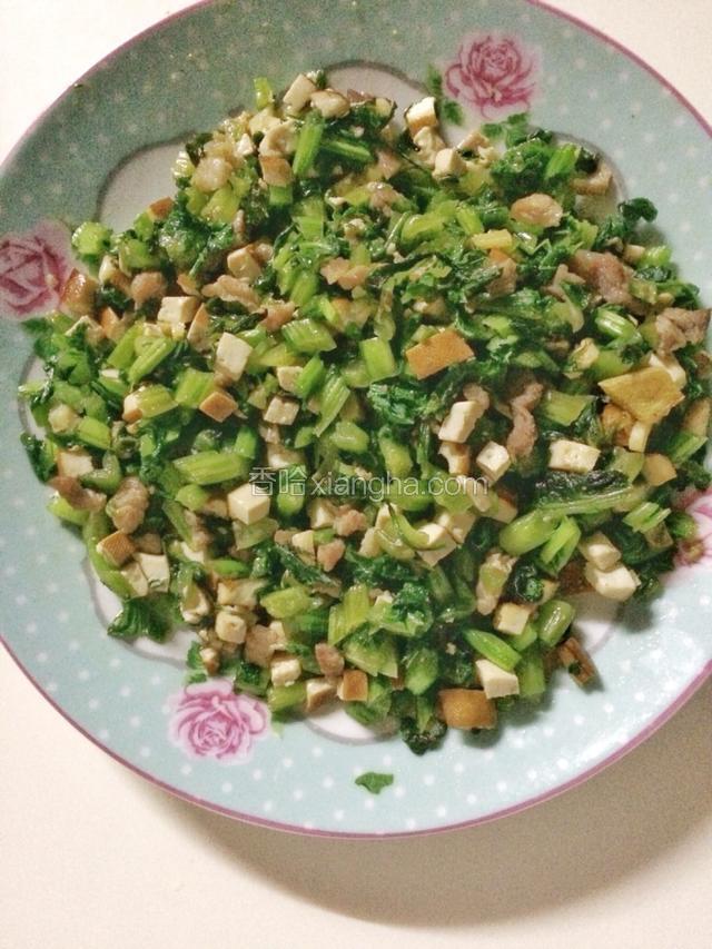 下油将芥菜丁 豆干丁 肉丝丁，加入适量盐调味，炒香放凉^_^