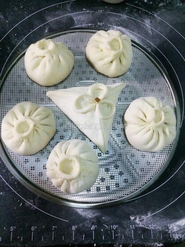 包成包子或自己喜欢的形状^_^上锅开火一分钟，关火再二次发酵二十分钟。