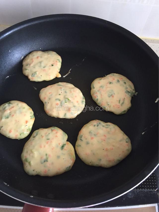 用勺子舀在平底锅中