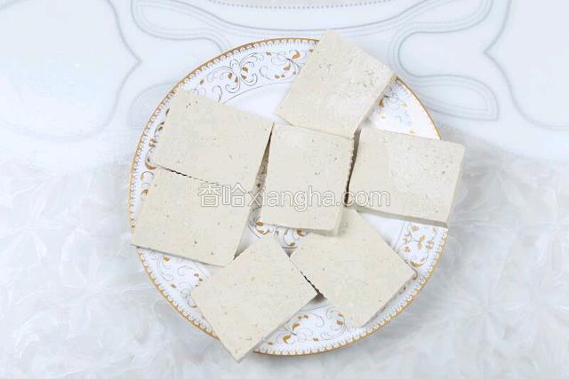 将豆腐捞出后，用牙签插一些小洞