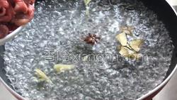 小桔瓜焖牛腩的做法图解2