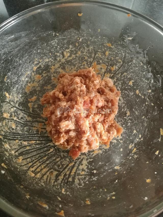 倒入酱油，盐，搅拌。