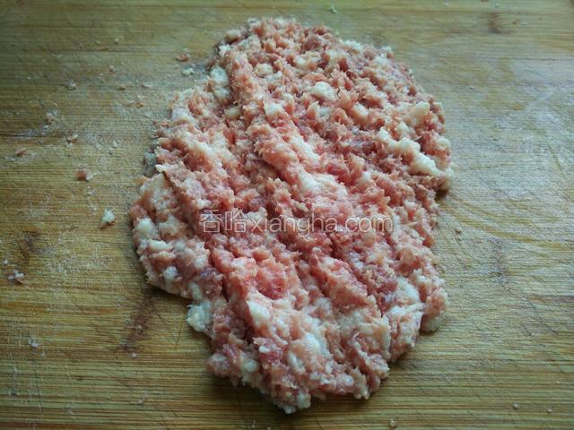 猪肉用刀剁成肉泥。
