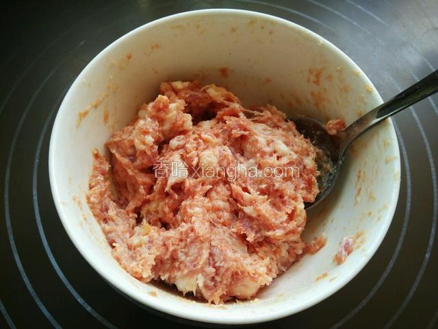 肉泥中加入适量盐料酒生抽和生粉抓匀，腌制10分钟。