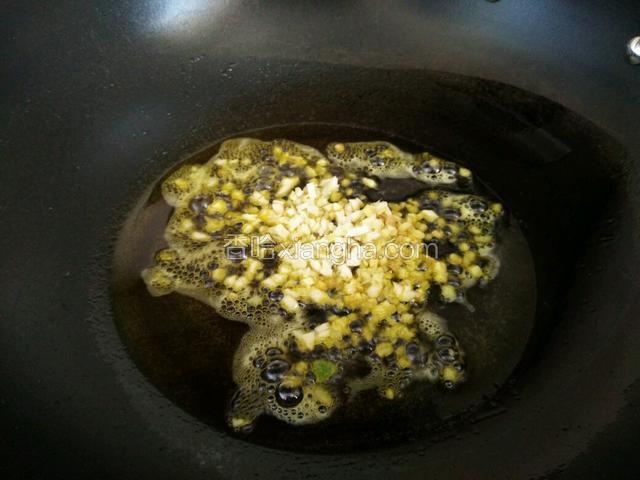 锅中加入炒菜一半的油，放入生姜末和一半的蒜末，煸香。