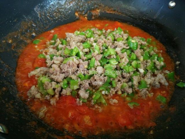 倒入肉泥青椒