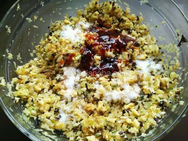 加入1勺蚝油，4瓷勺盐，适量花椒粉
