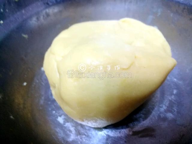 锅中倒入油，烧熟，然后倒入豆泥翻炒，让豆泥把油都吸收后盛出，趁热加入蜂蜜，戴上一次性手套，混匀