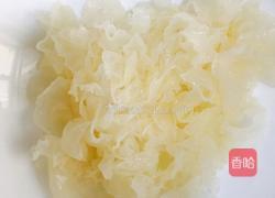 银耳莲子红枣百合汤的做法图解1