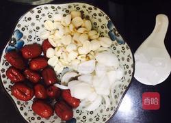 银耳莲子红枣百合汤的做法图解2