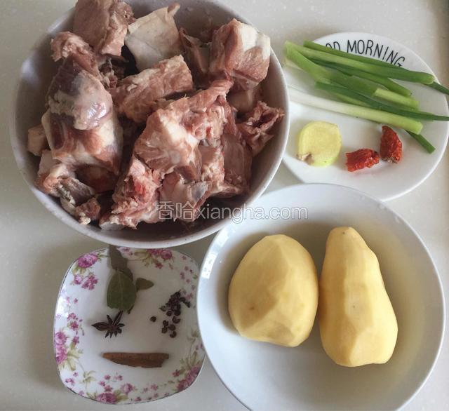 等待面团发酵时，准备炖排骨食材。