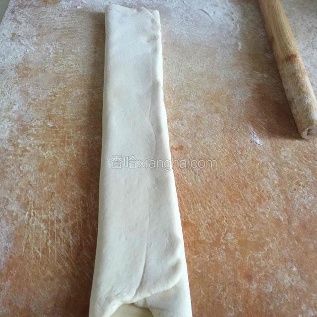 卷起，要卷的宽一些，我卷的三折。