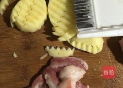 五花肉炒土豆的做法图解1