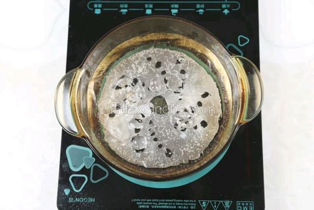 锅内烧水至沸腾