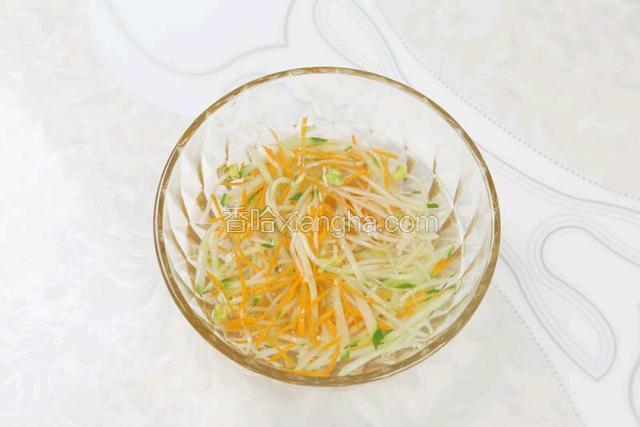 烫熟捞出过冷水，待用