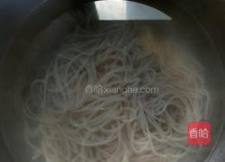 鸡蛋虾仁红椒粉丝面(中氏龙卷风面)的做法图解5